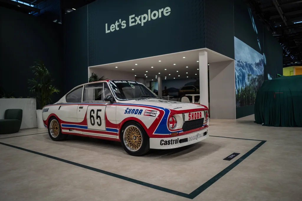 Une Skoda 130 RS en livrée rallye