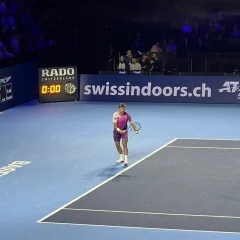 Stan Wawrinka au service sur le court des Swiss Indoors de Bâle