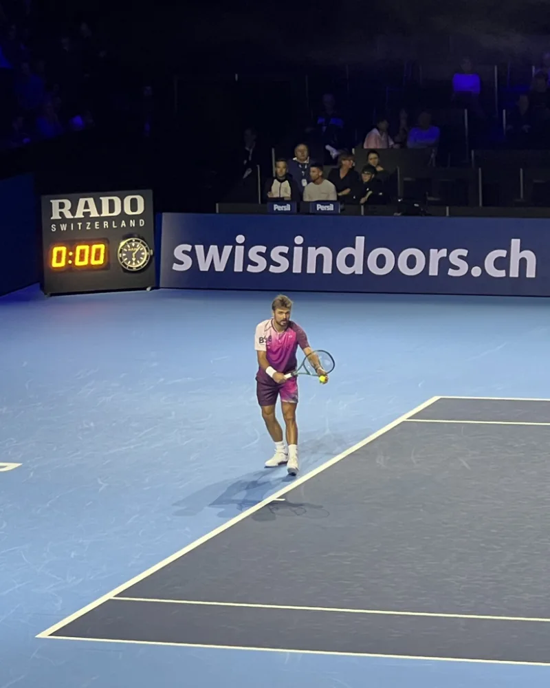Stan Wawrinka au service sur le court des Swiss Indoors de Bâle