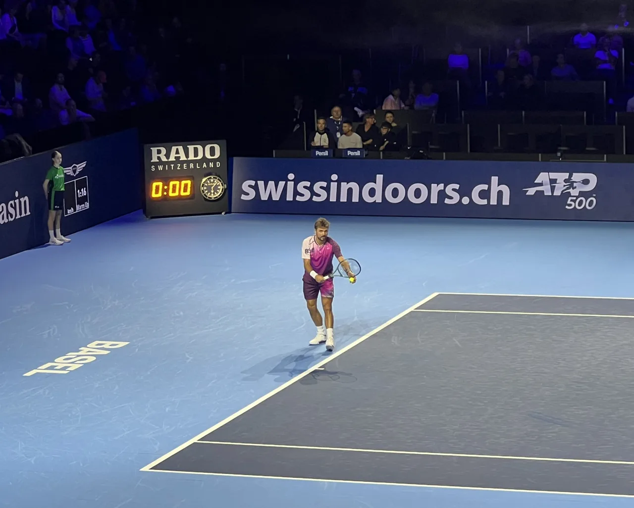 Stan Wawrinka au service sur le court des Swiss Indoors de Bâle
