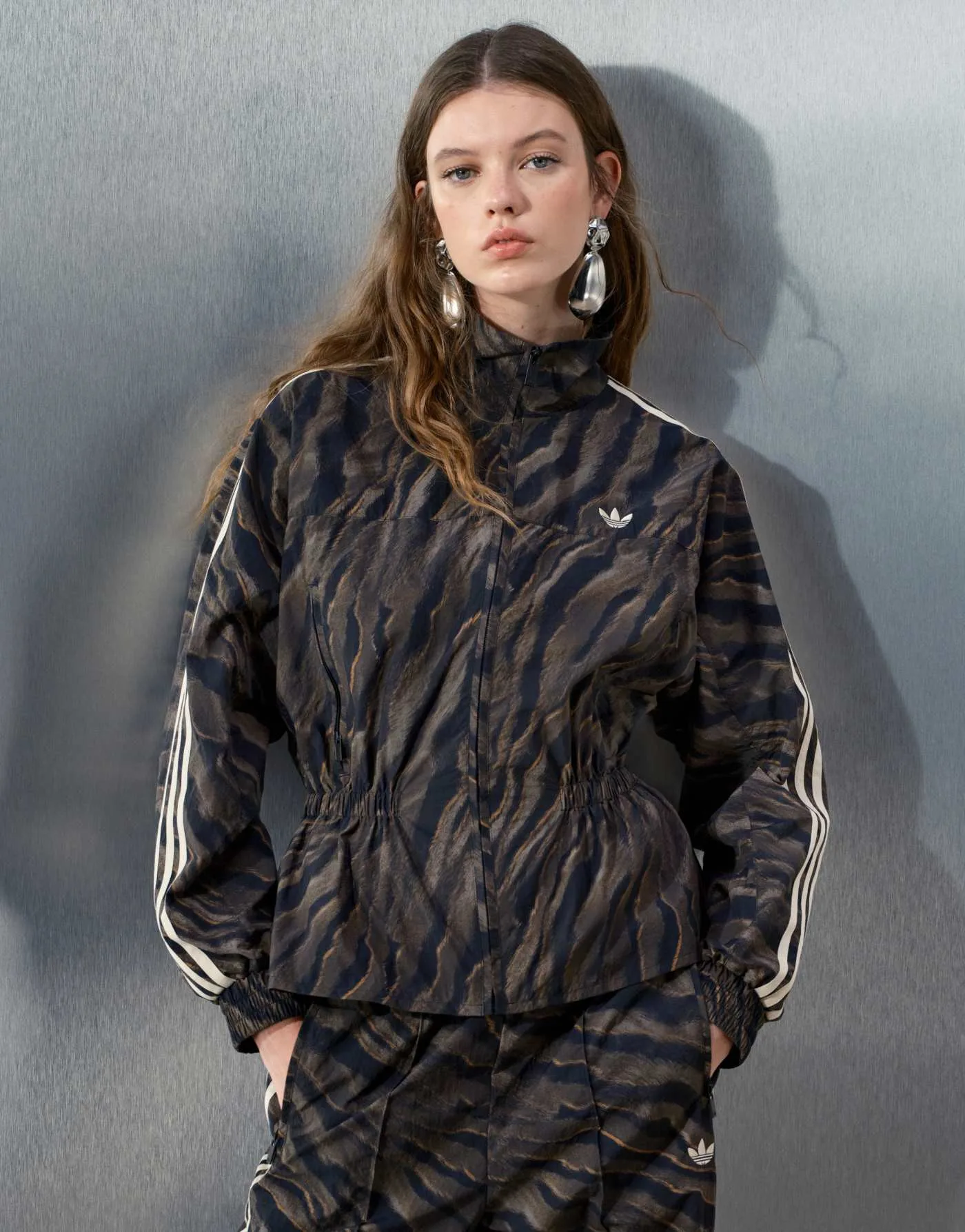 adidas Originals x ASOS : veste de survêtement à basque imprimé zèbre marron, taille resserrée