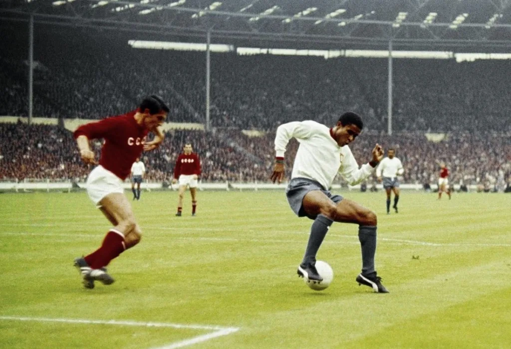 Eusébio avec les Puma King aux pieds.