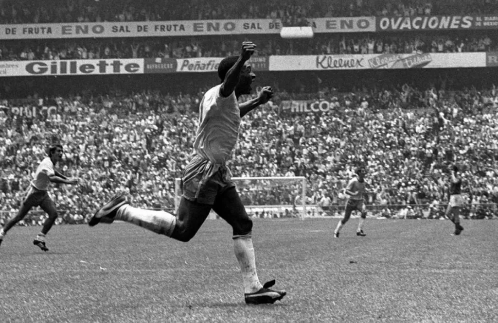 Pelé avec les Puma King lors de la coupe du monde 1970.