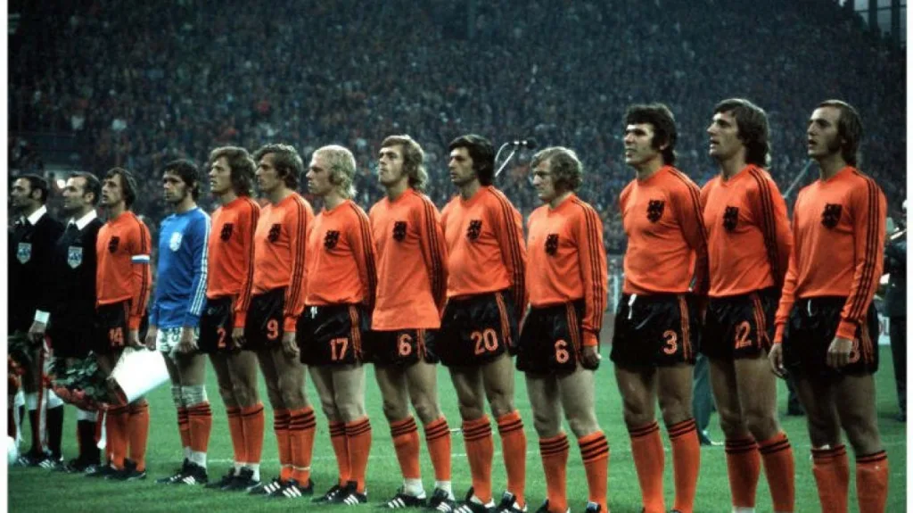 Lors de la Coupe du monde 1974, le capitaine Johan Cruyff arbore les Puma King et un maillot avec seulement deux bandes.