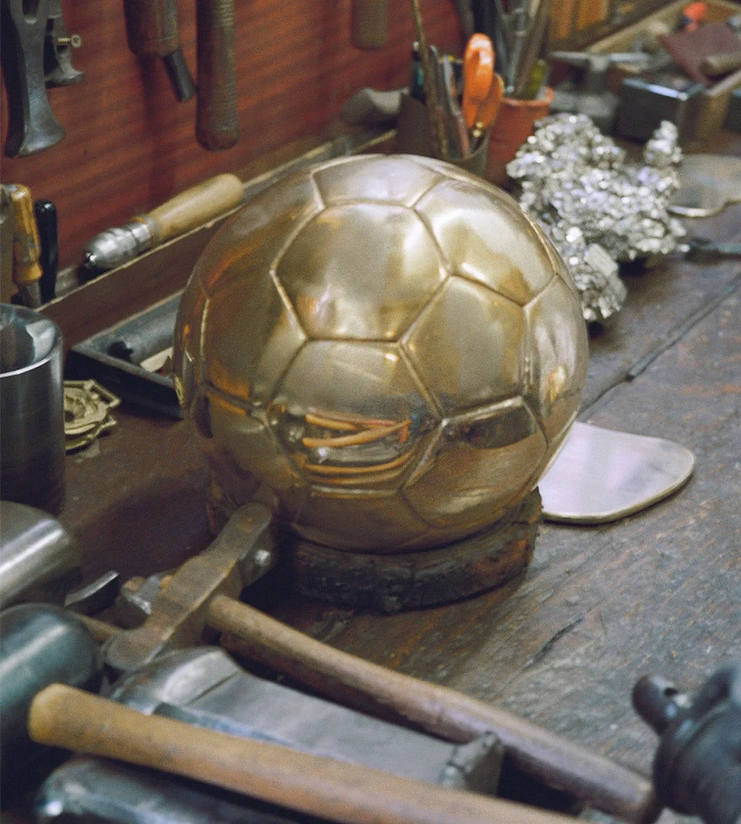 Le Ballon d'Or dans les ateliers Mellerio