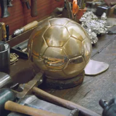 Le Ballon d'Or dans les ateliers Mellerio