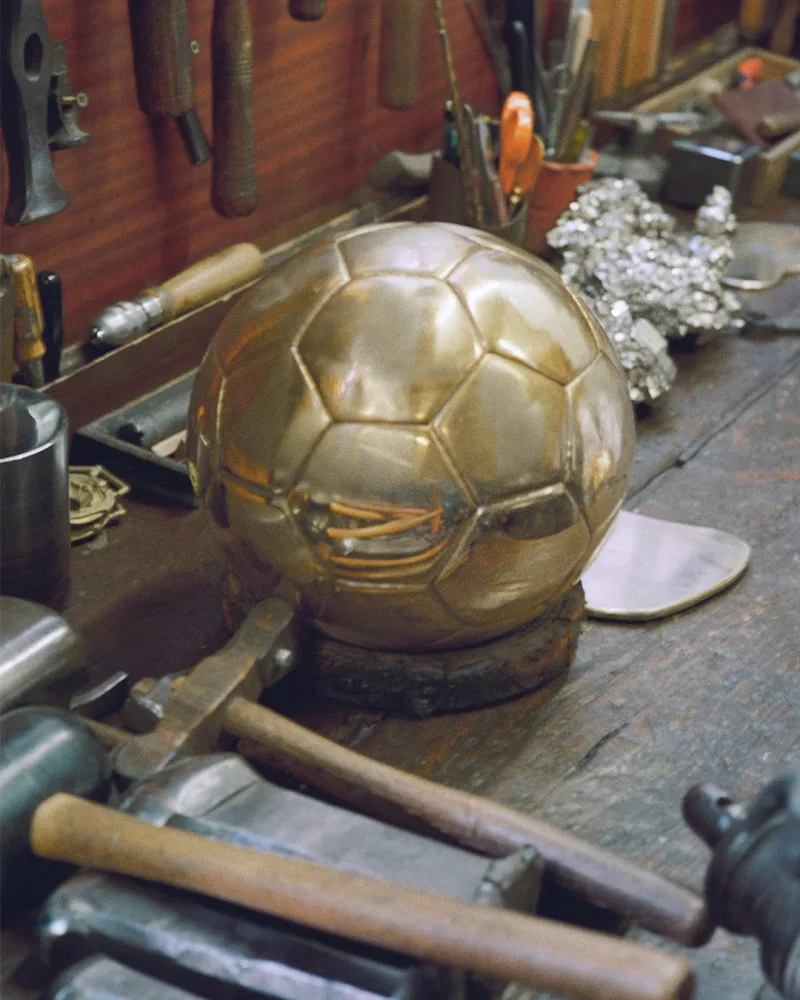 Le Ballon d'Or dans les ateliers Mellerio