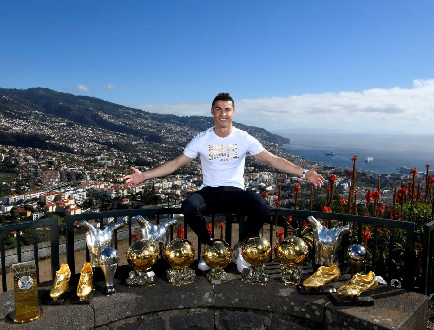 Cristiano Ronaldo posant à Madère avec 15 de ses trophées individuels.