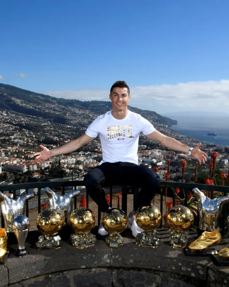 Cristiano Ronaldo posant à Madère avec 15 de ses trophées individuels.