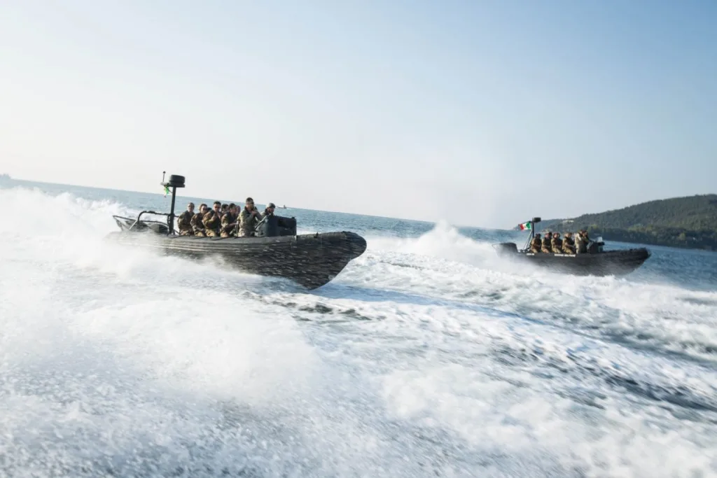A bord des Zodiacs Hurricane qui nous emmènent vers nos deux jours d'entraînement.