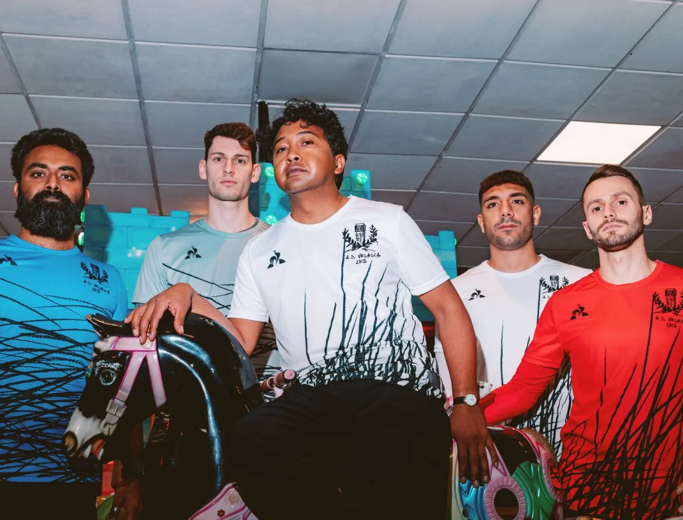 Les joueurs amateurs posent avec leur nouveau maillot.