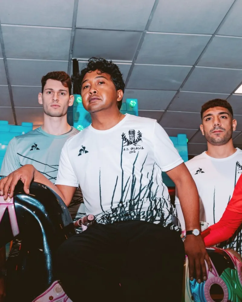 Les joueurs amateurs posent avec leur nouveau maillot.