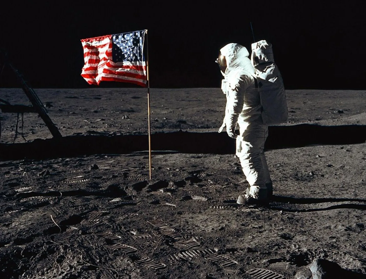 L'astronaute Edwin E. Aldrin Jr devant le drapeau américain le 21 juillet 1969. () NASA