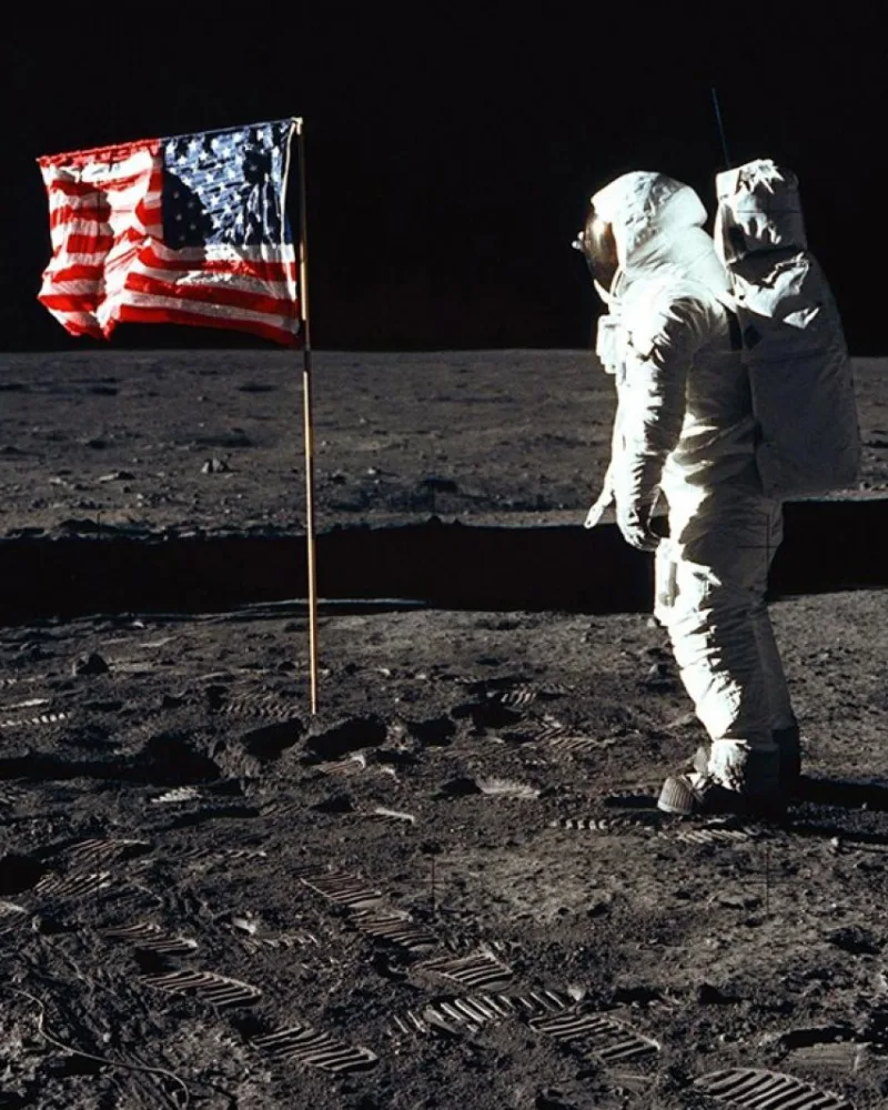 L'astronaute Edwin E. Aldrin Jr devant le drapeau américain le 21 juillet 1969. () NASA