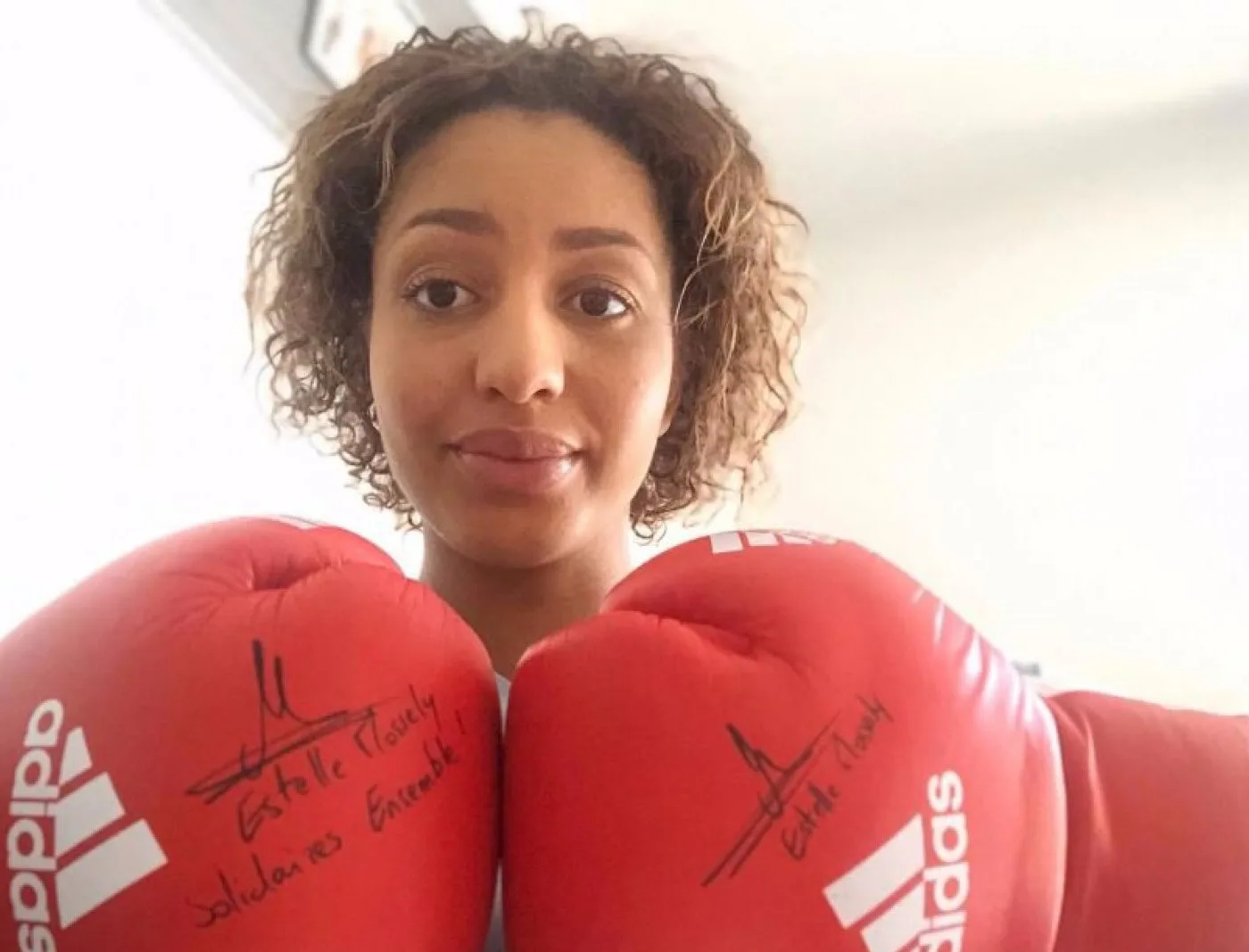 Estelle Mossely a mis aux enchères une paire de gants de boxe.