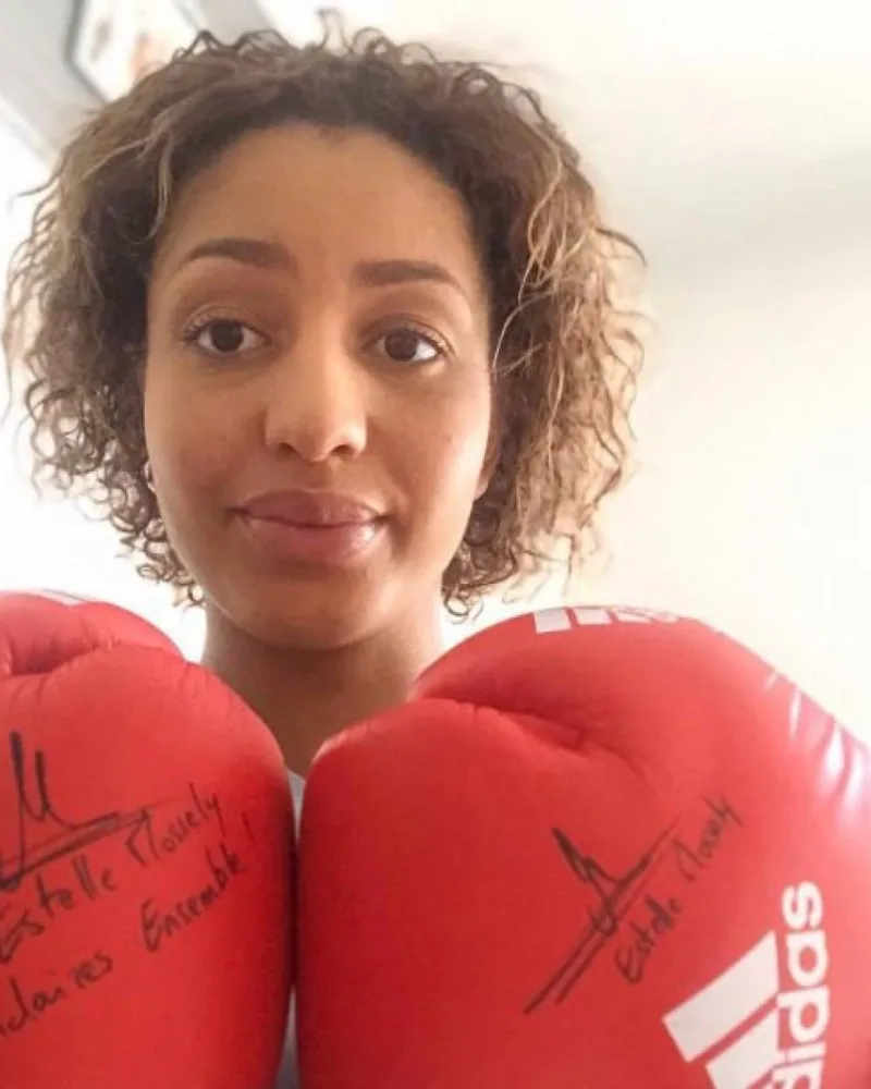 Estelle Mossely a mis aux enchères une paire de gants de boxe.