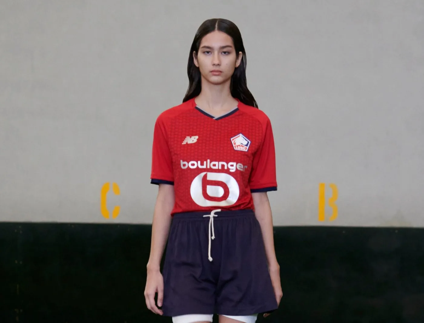 Le maillot du LOSC mis en scène par la créatrice Carlota Barrera.