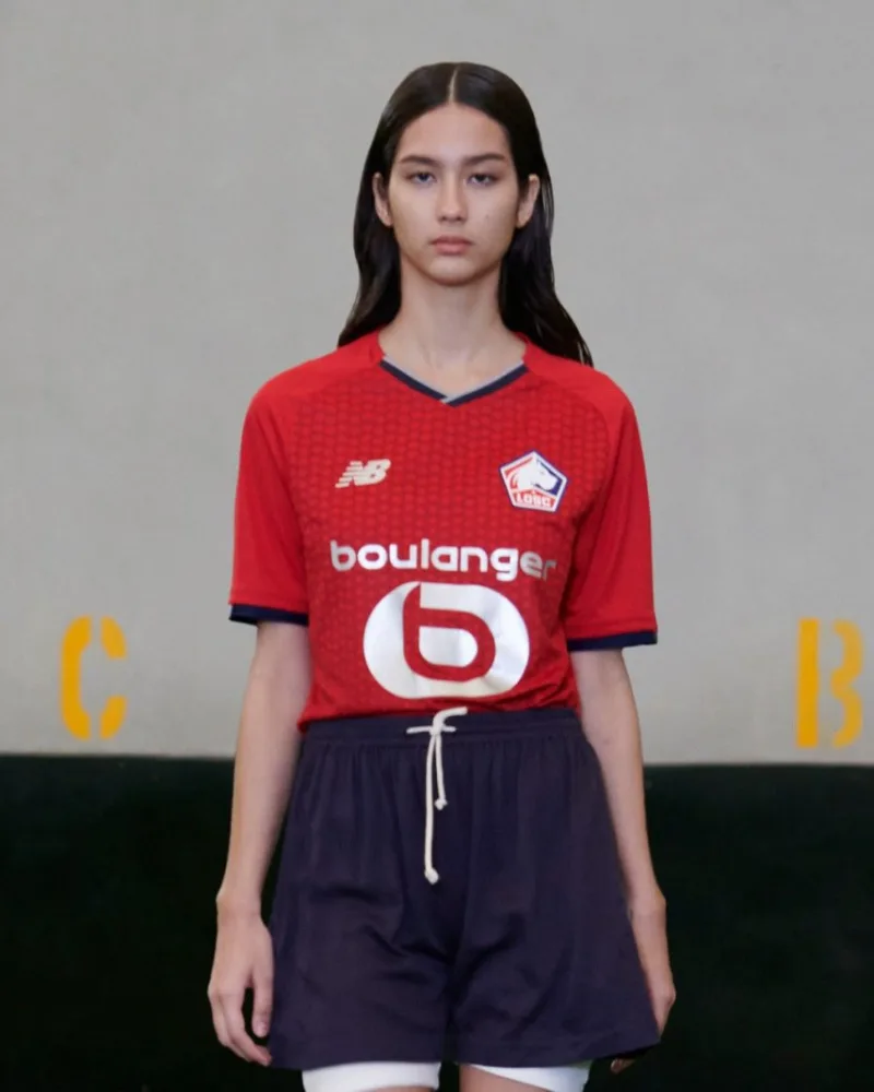 Le maillot du LOSC mis en scène par la créatrice Carlota Barrera.