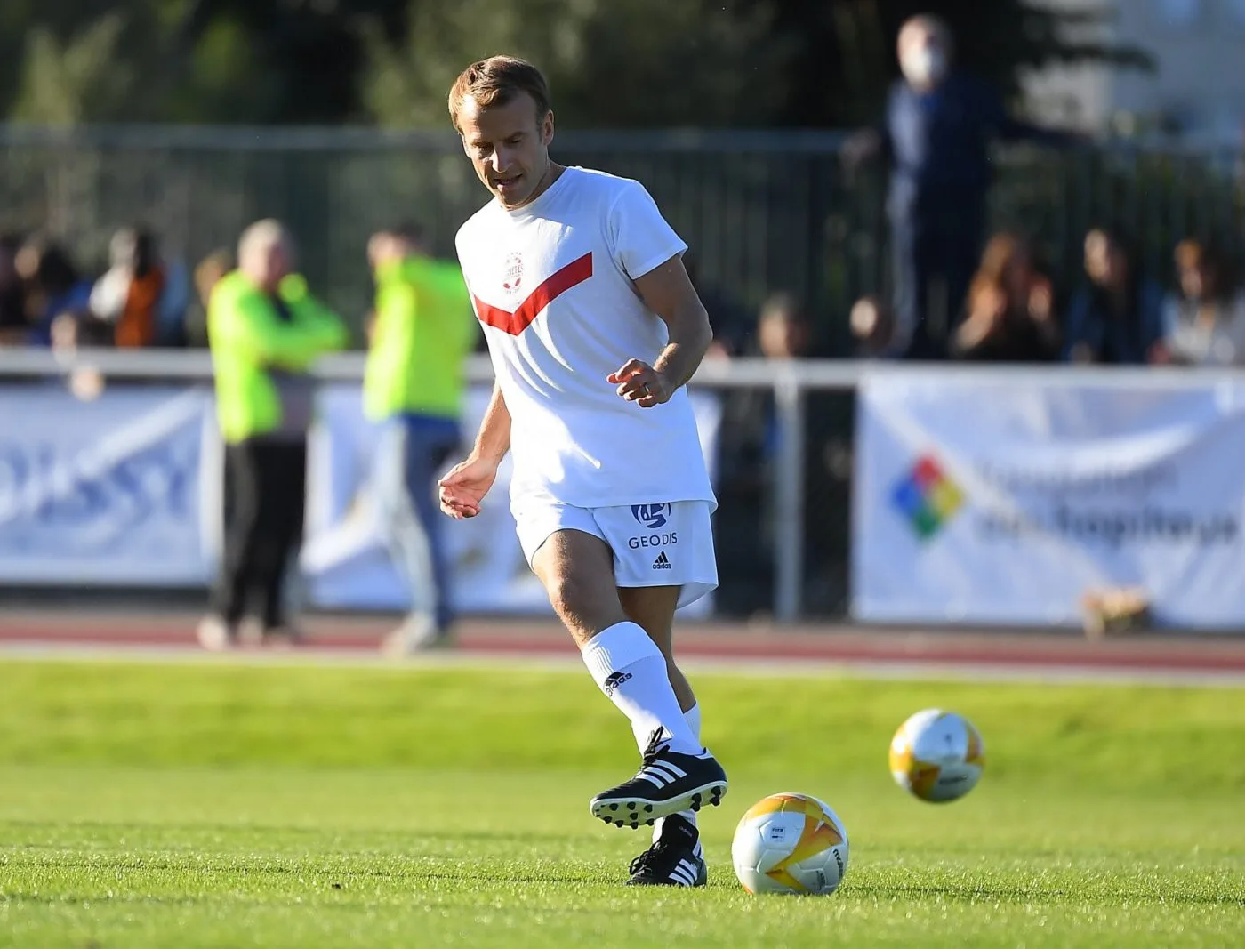 Emmanuel Macron lors du match avec le Variétés Club de France