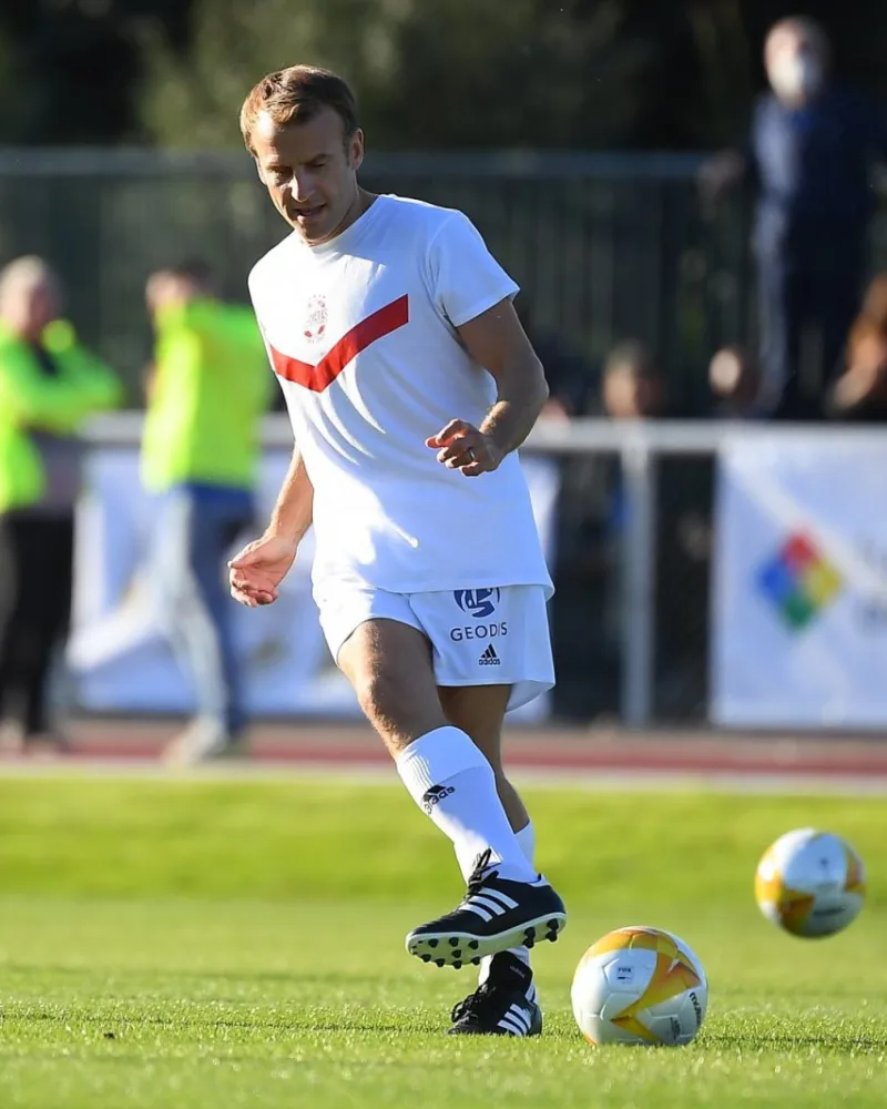 Emmanuel Macron lors du match avec le Variétés Club de France