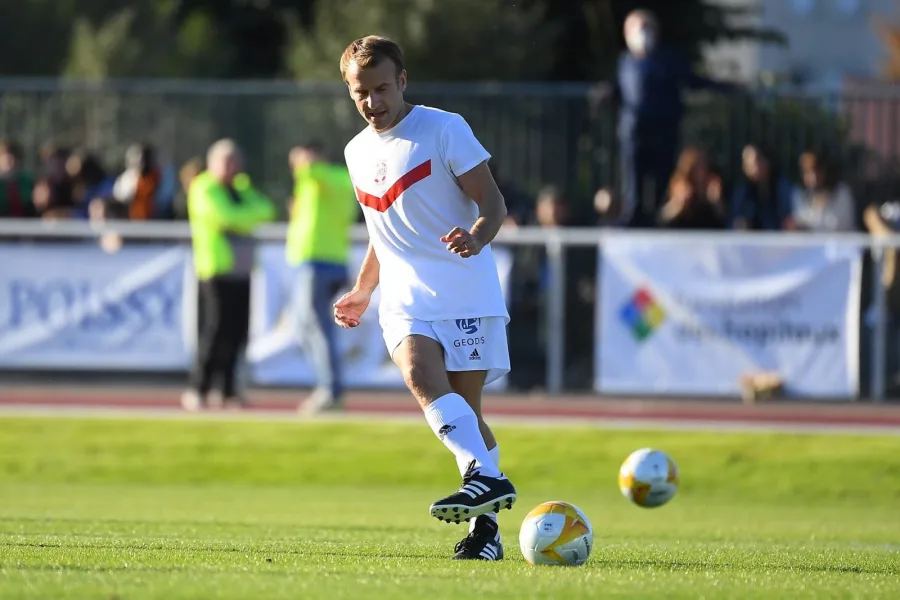 Emmanuel Macron lors du match avec le Variétés Club de France