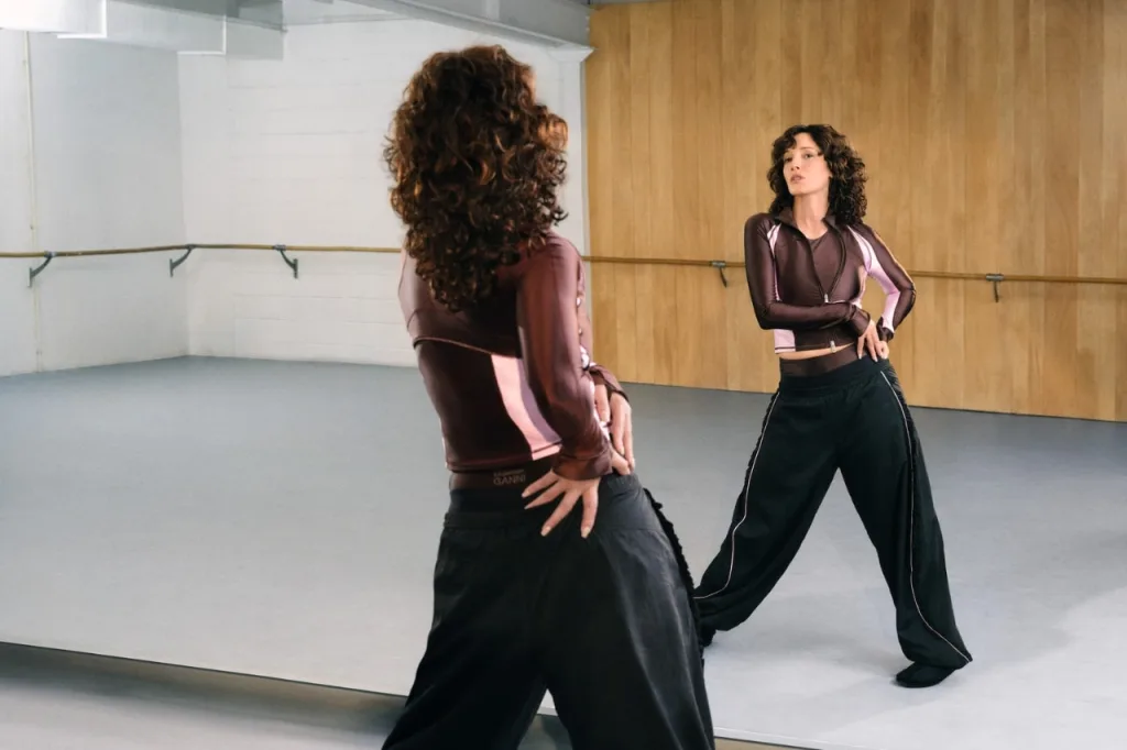 La campagne GANNI x lululemon en studio de danse
