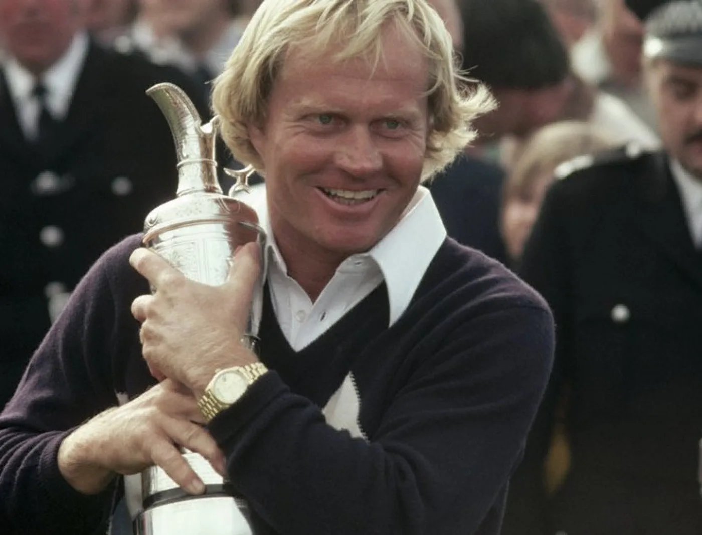 Jack Nicklaus tenant son trophée après avoir remporté le British Open en 1978.