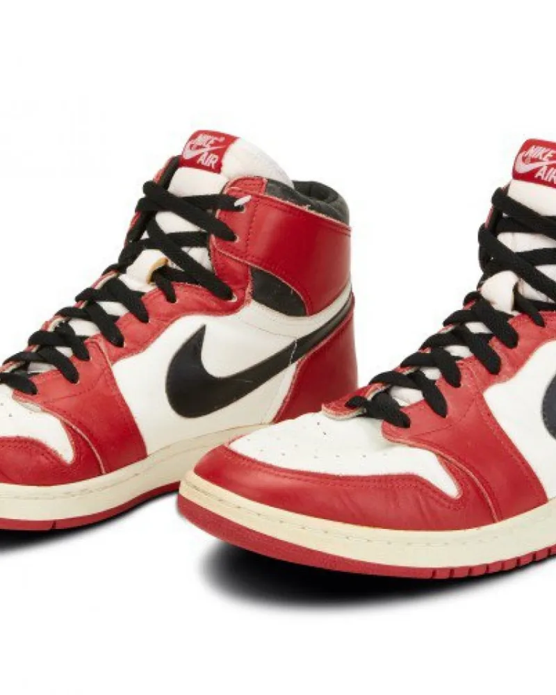 Une paire de sneakers portée par Michael Jordan a été mise aux enchères.