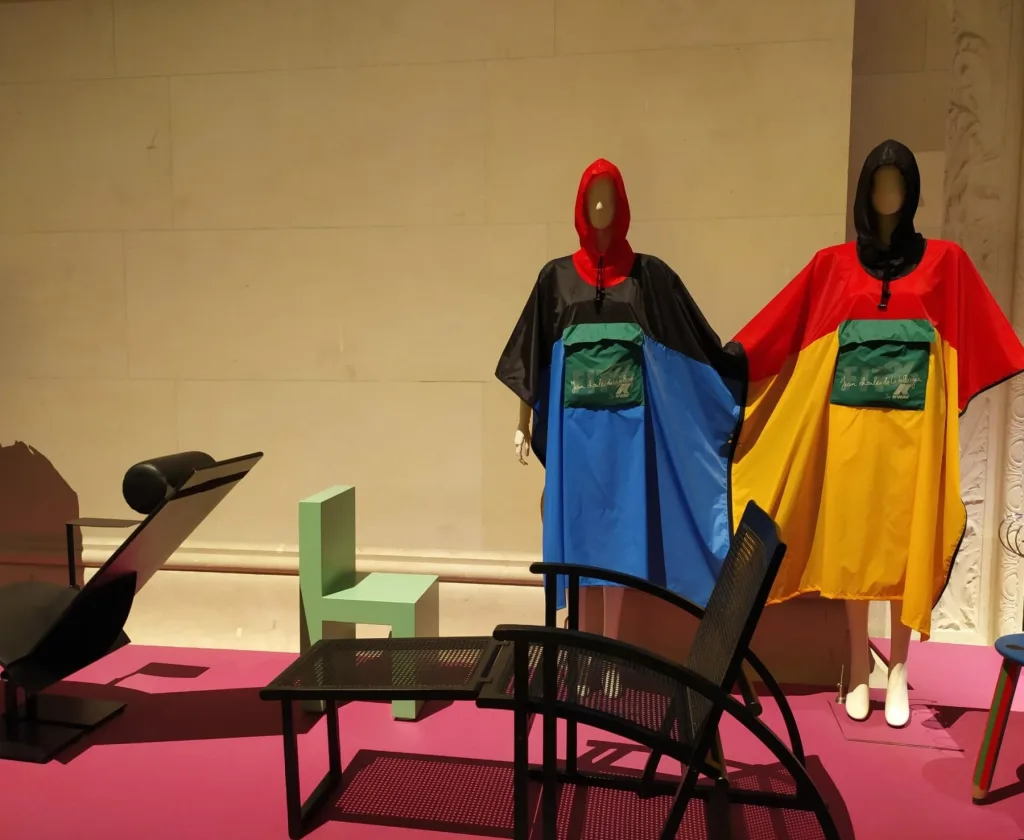 Deux K-Way Jean-Charles de Castelbajac aux couleurs vives exposés sur des mannequins