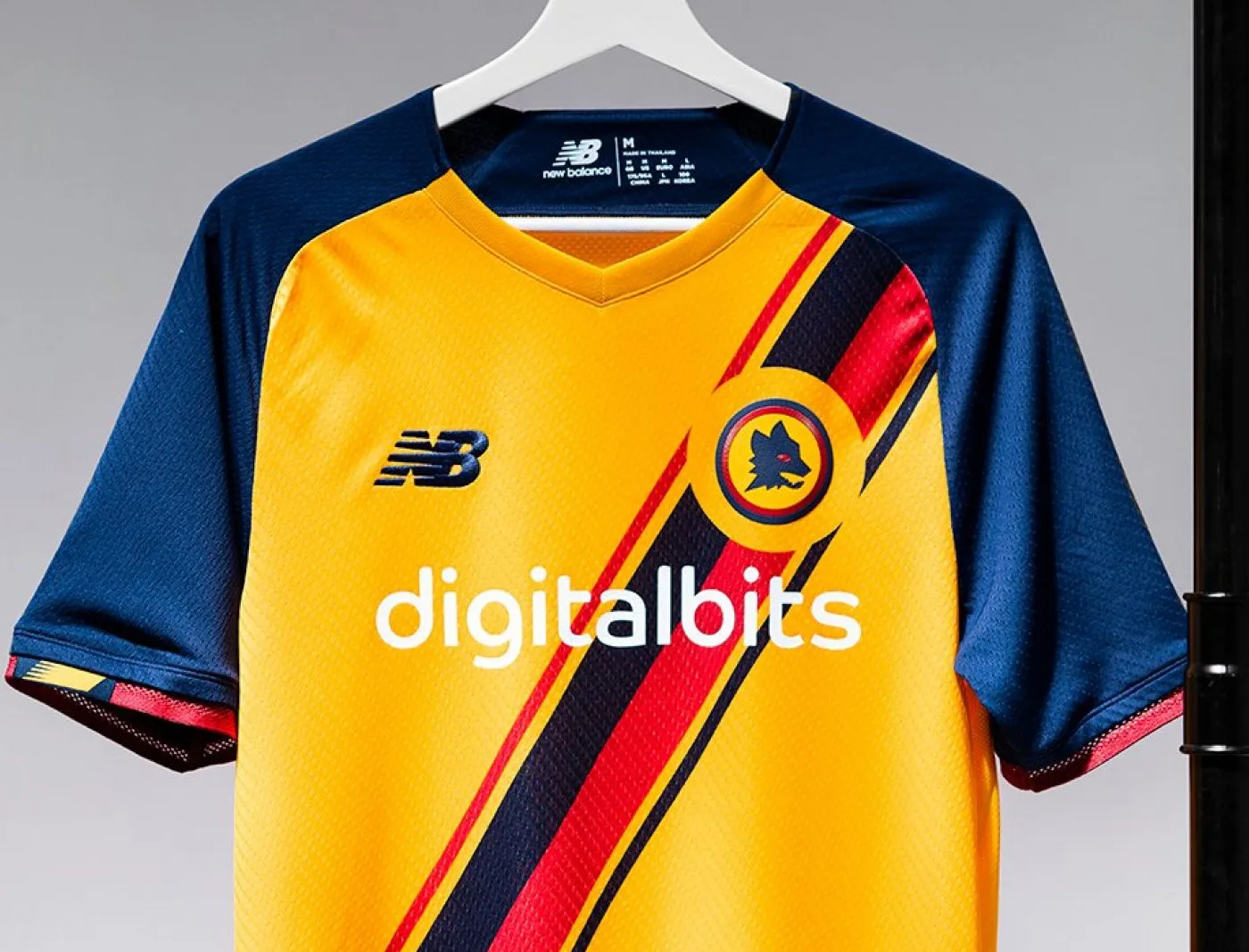 La troisième tunique de l'AS Rome pour la saison 2021-2022.