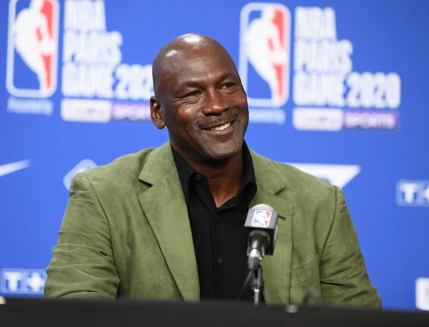 La paire de Michael Jordan s'est vendue pour près d'un million et demi de dollars dimanche.