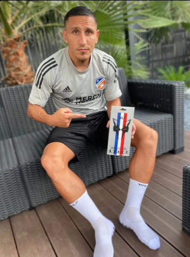 Adrien Regattin, ancien joueur de Toulouse, avec des chaussettes WFL French Grip.