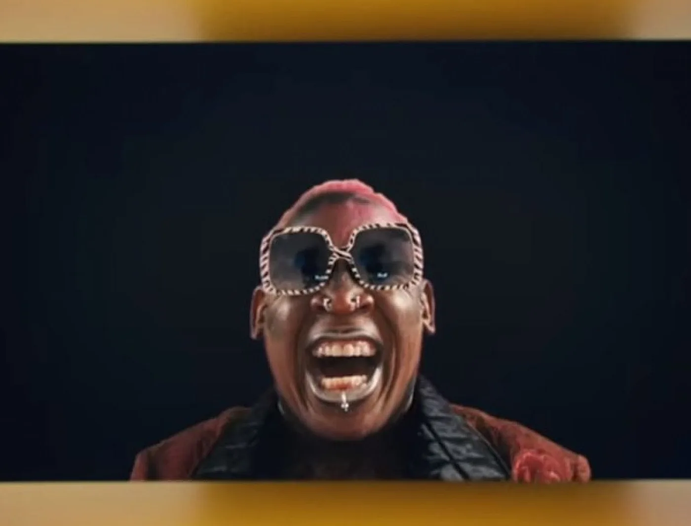 Dennis Rodman défraye à nouveau la chronique dans une publicité.