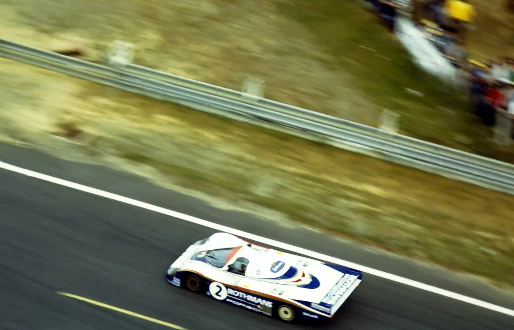 La Porsche 956 Rothmans de Jochen Mass et Vern Schuppan aux 24 Heures du Mans 1982