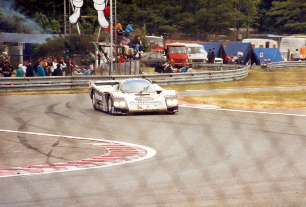 Derek Bell au volant de la Porsche 962C Rothmans aux 24 Heures du Mans 1986