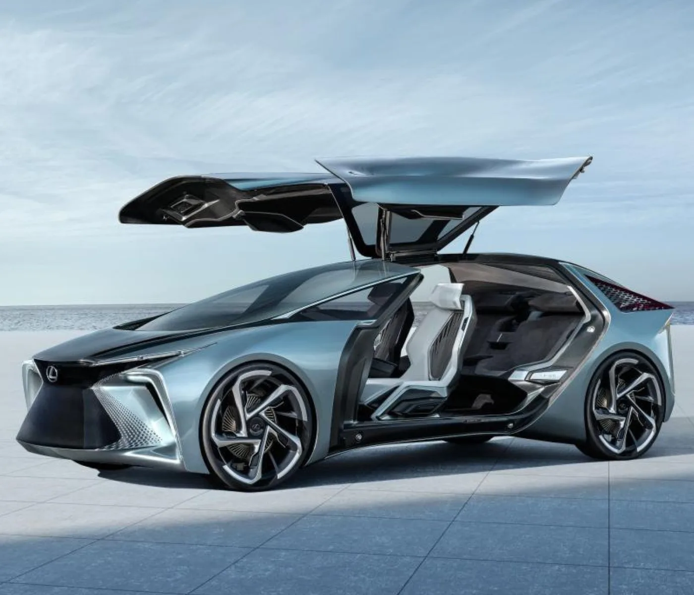 Électrique comme il se doit, le concept signé Lexus joue une partition plus haut de gamme avec plus de 500 chevaux distillés par 4 moteurs et de spectaculaires portes papillon de grande largeur.