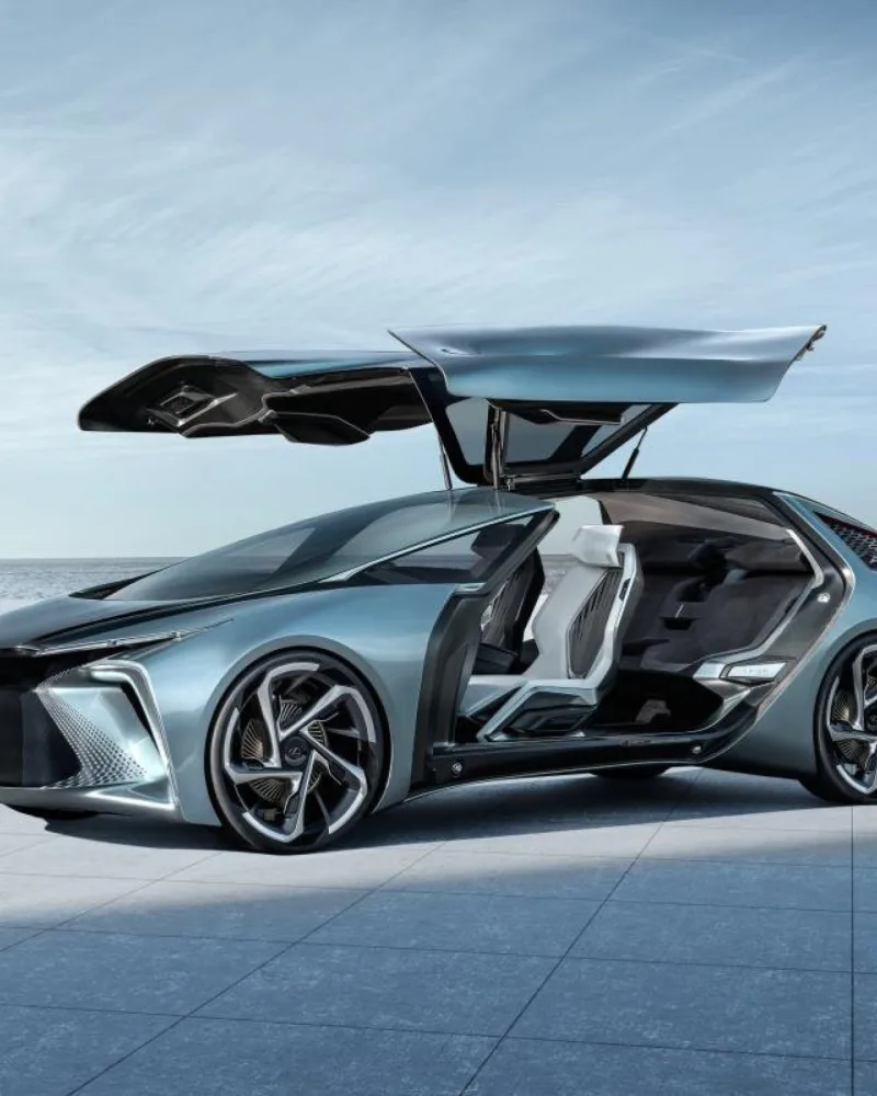 Électrique comme il se doit, le concept signé Lexus joue une partition plus haut de gamme avec plus de 500 chevaux distillés par 4 moteurs et de spectaculaires portes papillon de grande largeur.