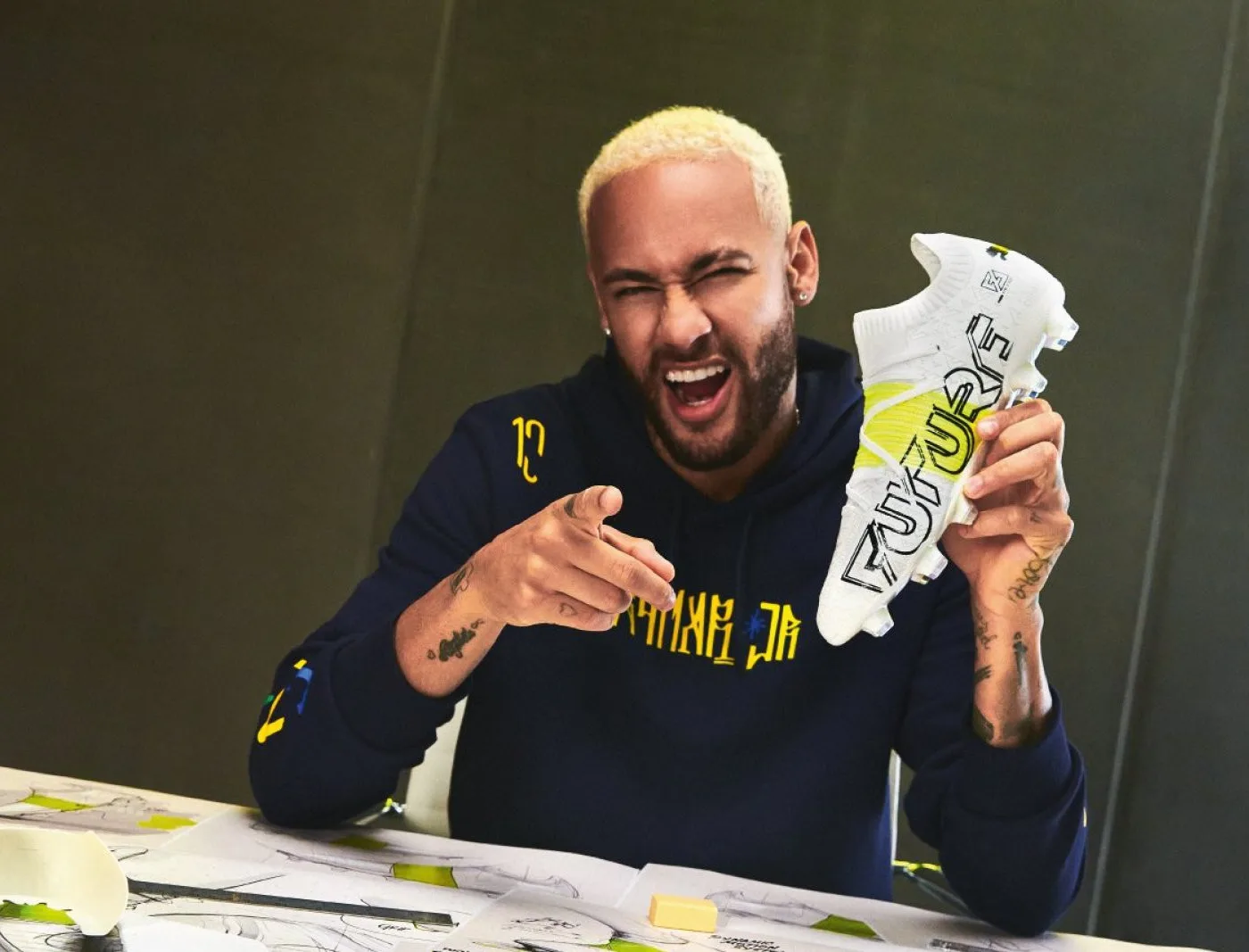 Neymar tenant à la main sa nouvelle chaussure.