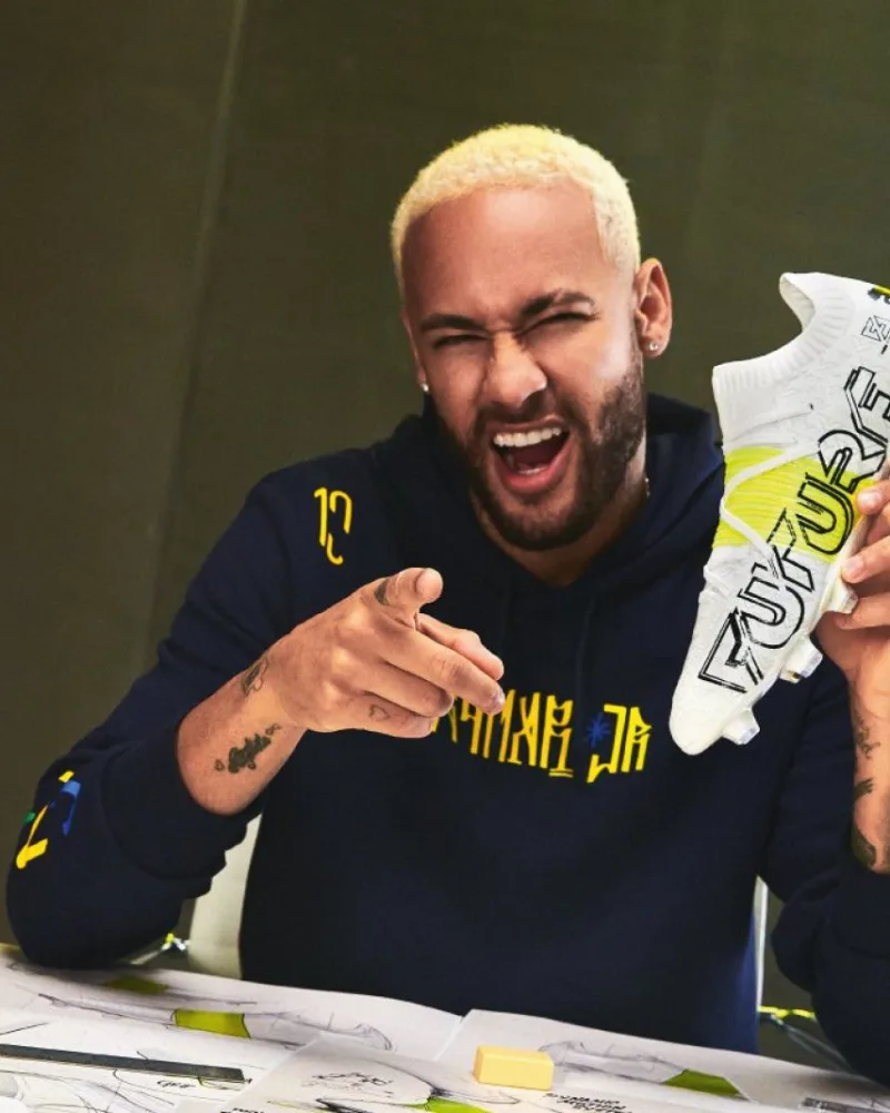 Neymar tenant à la main sa nouvelle chaussure.