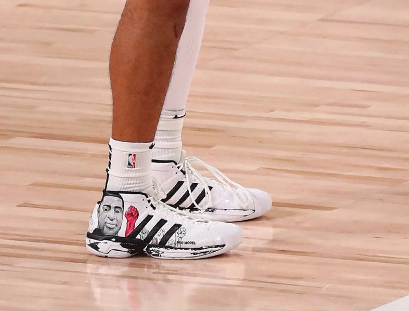 Les sneakers portées par Jamal Murray rendent hommage à George Floyd et Breonna Taylor, tués récemment par des policiers américains.