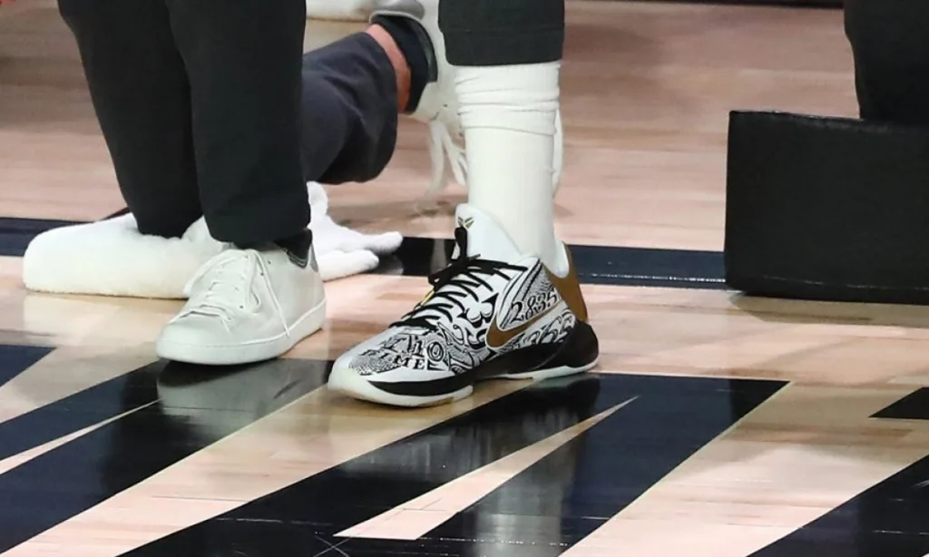 La paire de chaussures d'Anthony Davis.