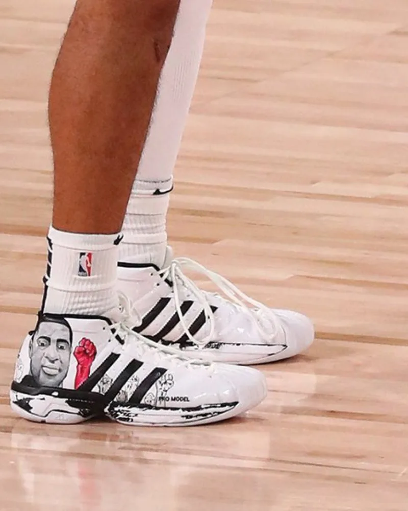 Les sneakers portées par Jamal Murray rendent hommage à George Floyd et Breonna Taylor, tués récemment par des policiers américains.