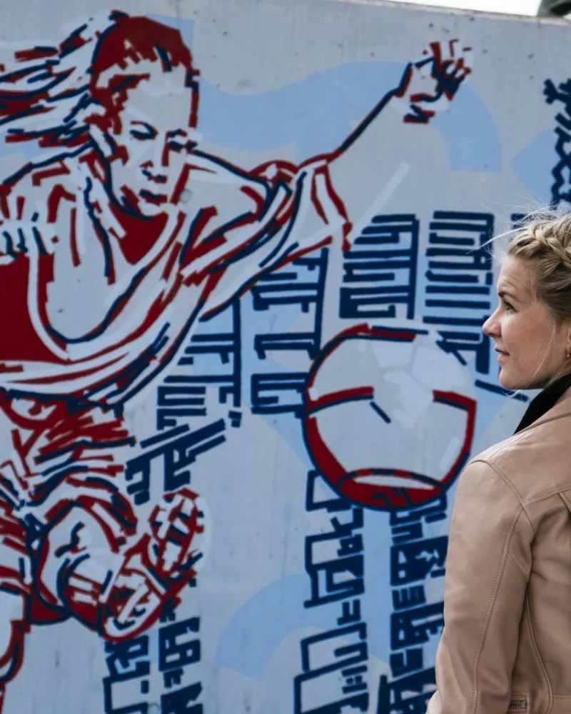 Ada Hegerberg est aussi ambassadrice de la campagne « She Plays » de la maison de champagne Taittinger, sponsor officiel de la compétition depuis le Mondial masculin de 2014 au Brésil.