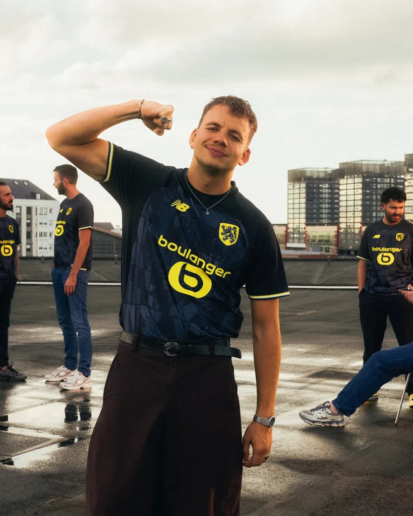 Le rappeur BEN plg avec le maillot Fourth