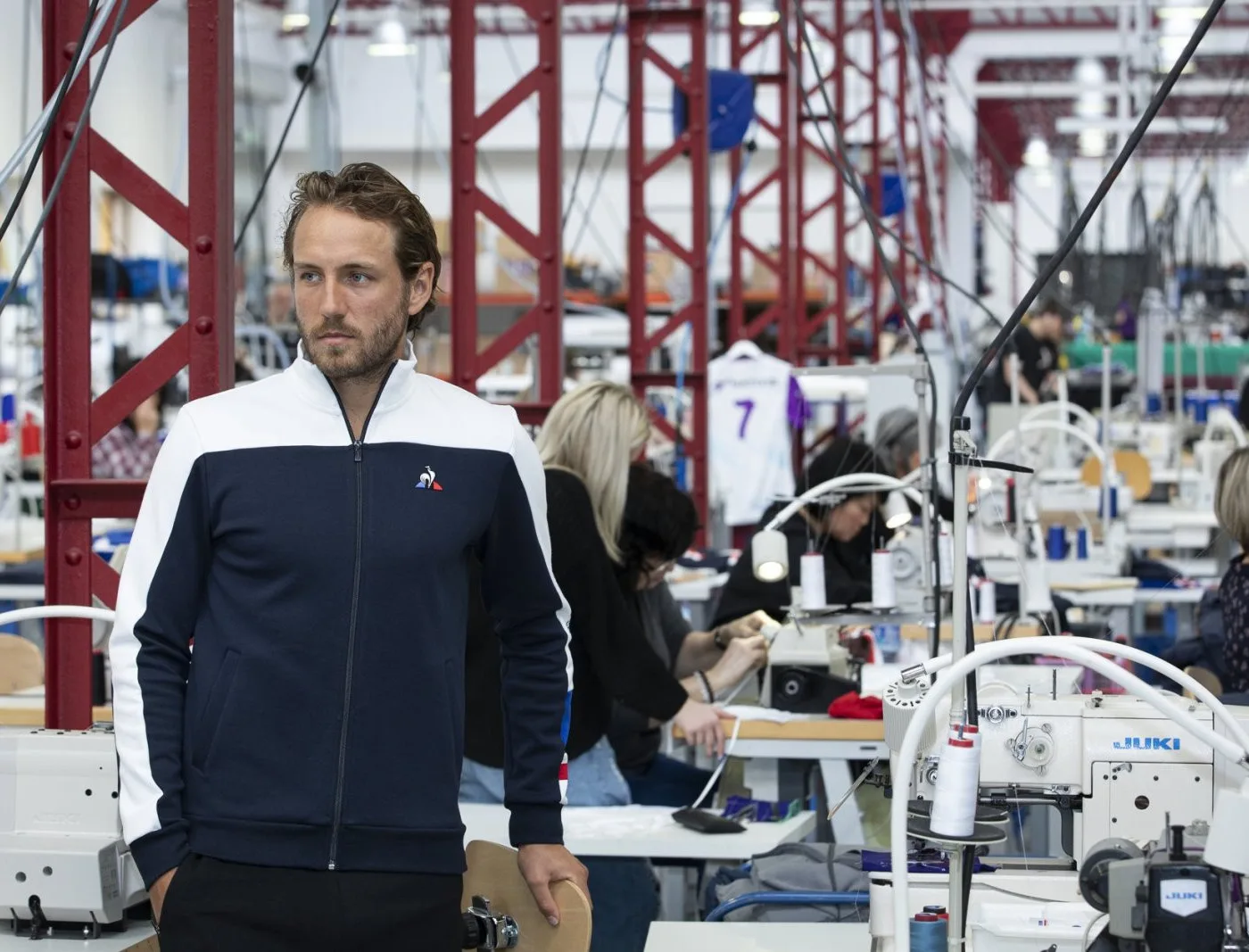 Lucas Pouille dans l'usine historique de Romilly-sur-Seine.