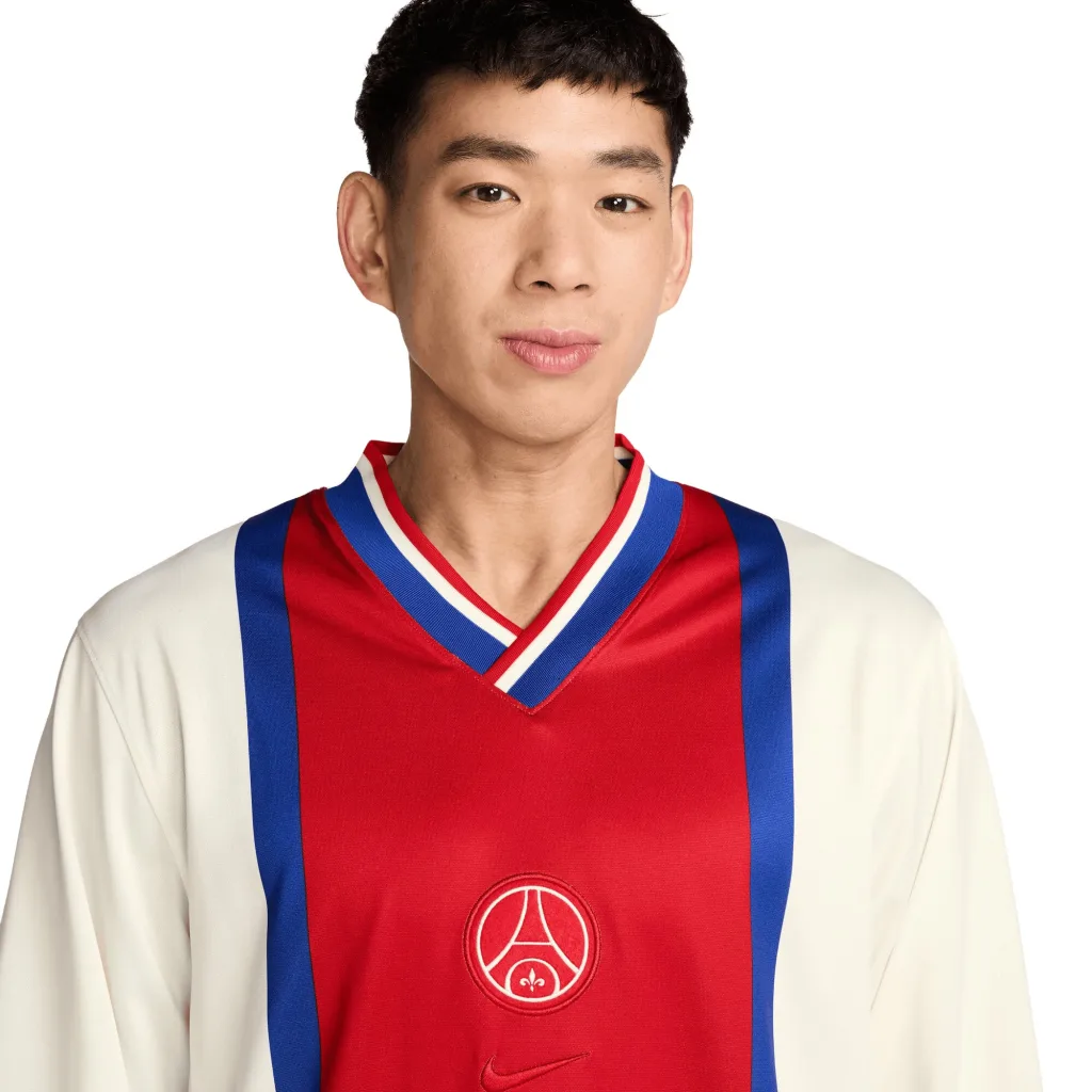 Le col en V tricolore et l’ancien écusson du PSG