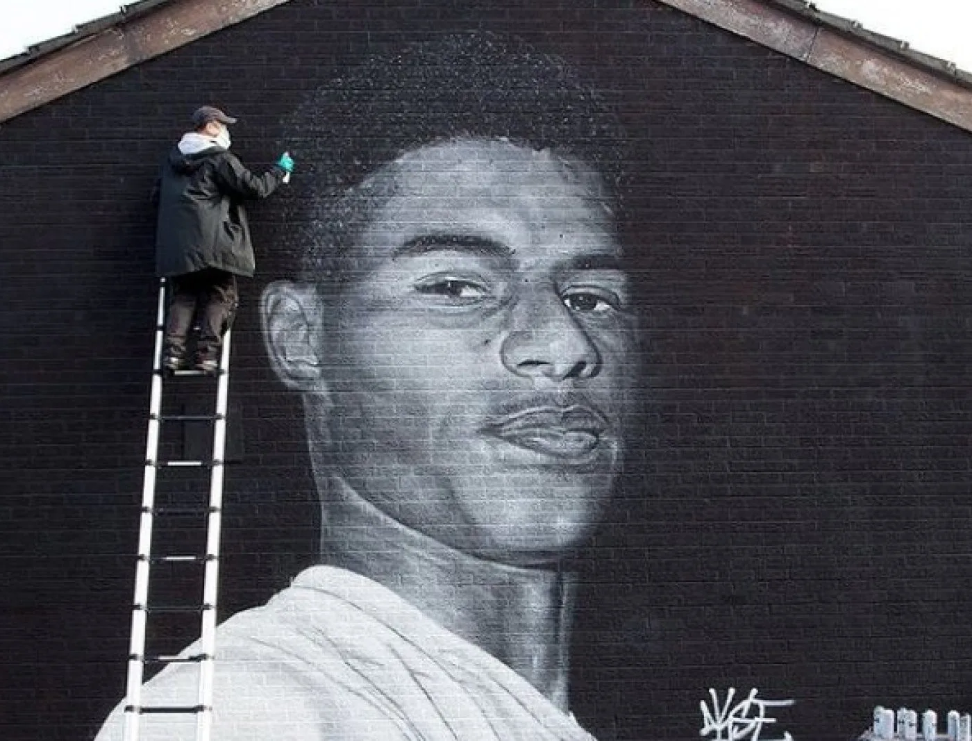 Akse P19 finalisant la fresque qui représente Marcus Rashford.