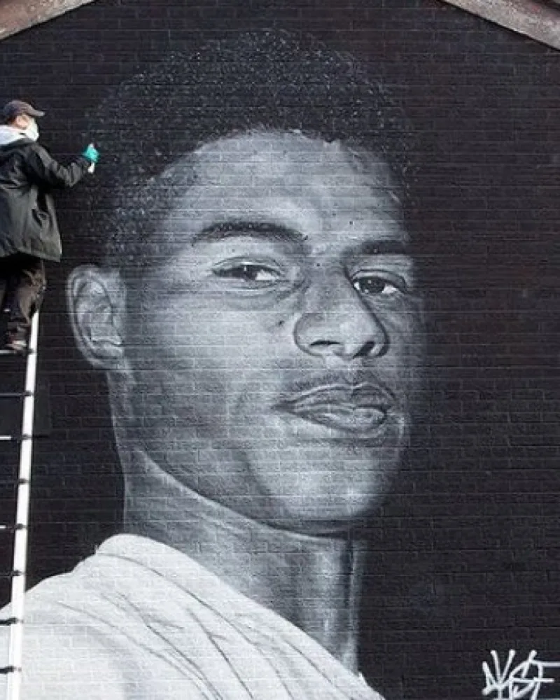 Akse P19 finalisant la fresque qui représente Marcus Rashford.