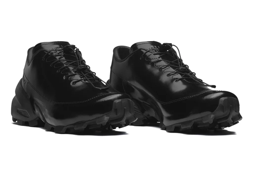 Un modèle noir du premier drop MM6 Maison Margiela x Salomon