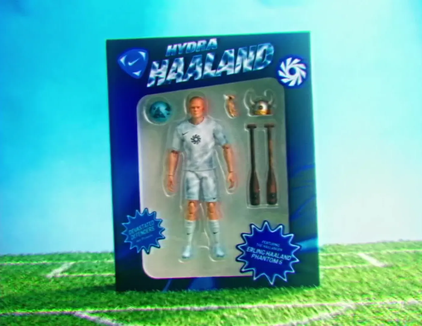 La figurine Hydra Haaland dans sa boîte, extraite de la pub Nike